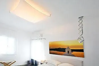 Loizos Stylish Residences 3* Fira (Santorini)